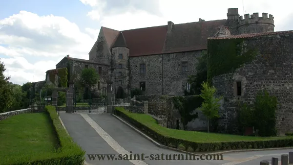 Le château fort de Saint-Saturnin et ses tours