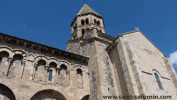 Le chevet étagé de l'église Notre-Dame de Saint-Saturnin