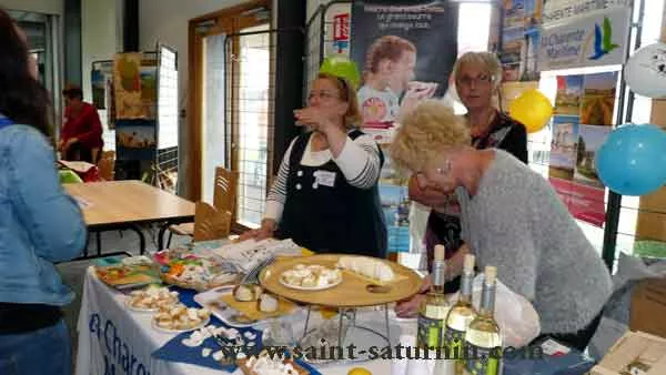 Visiteurs autour des stands de dégustation