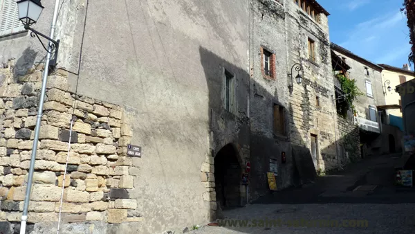 Vestiges des anciens remparts de Saint-Saturnin, Côte Gros Jean