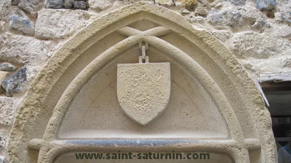 Armoiries sur le fronton de la demeure de l'écuyer du Roy