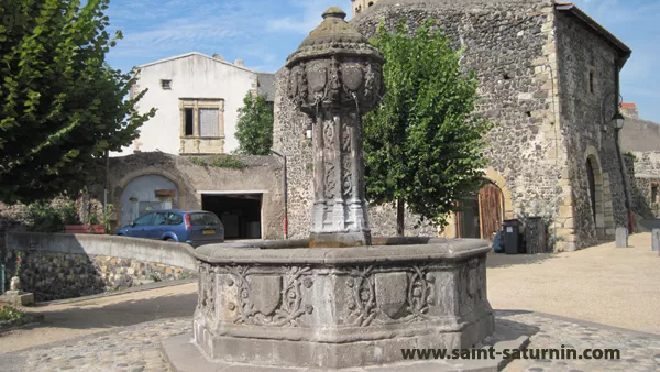 La fontaine Renaissance creusée dans la lave, place de l'Ormeau