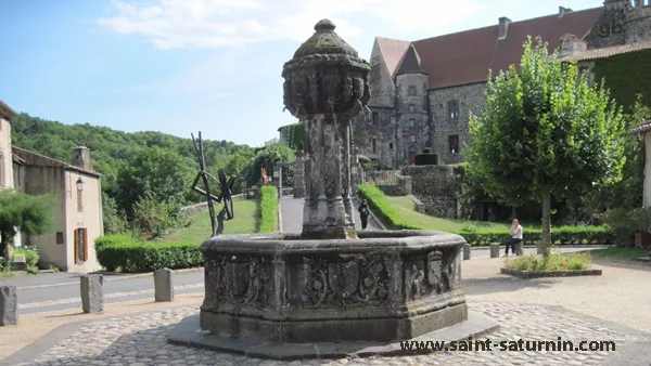 Blasons sculptés sur la fontaine Renaissance de Saint-Saturnin