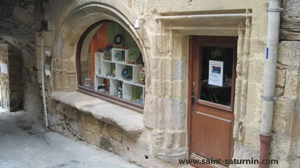 Le porche gothique de Saint-Saturnin, vestige d'une tour d'enceinte