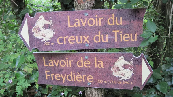 Panneau indicateur sur le chemin de la Freydière