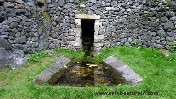Bassin et toiture du lavoir du Creux du Tieu
