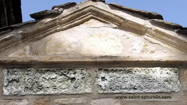 Le linteau de 1668 et son inscription, ancien cimetière
