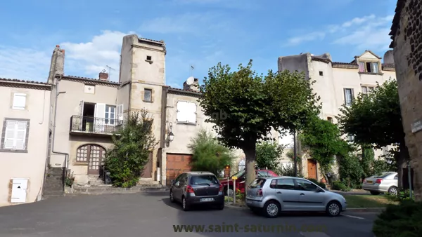 La place de l'Église à Saint-Saturnin