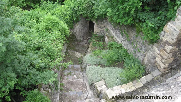 Passage de la poterne dans les fortifications du village