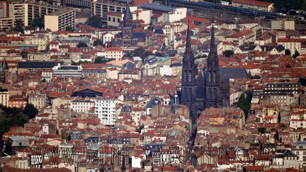 La cathédrale de Clermont-Ferrand et la Limagne vues du puy de Dôme