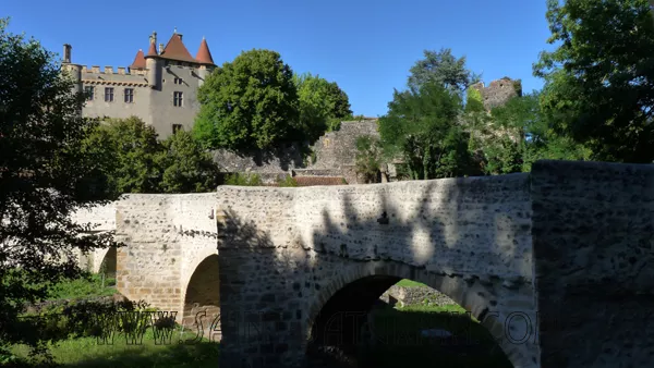 Le château de Murol en Saint-Amant et le pont sur la Monne