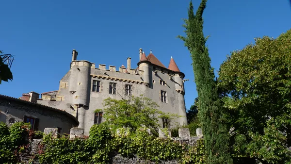 Le château de Murol en Saint-Amant, façade sud