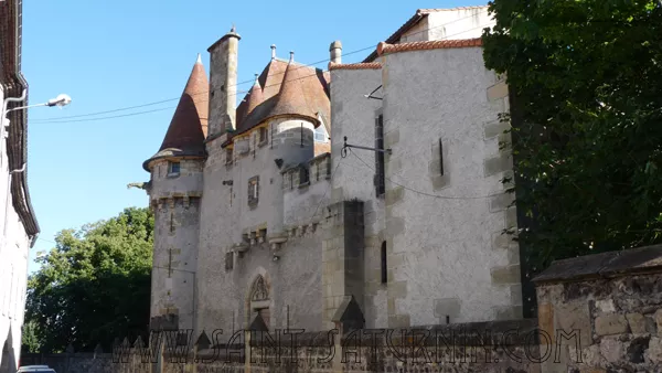 L'entrée du château de Murol en Saint-Amant