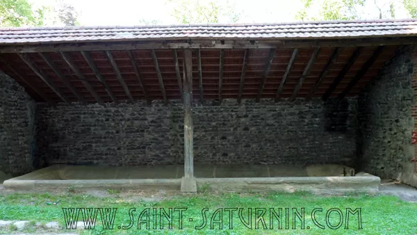 Le lavoir couvert de Saint-Amant-Tallende
