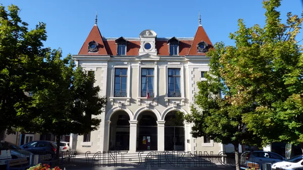 La mairie de Saint-Amant-Tallende