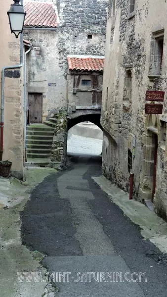 La rue de la Boucherie à Saint-Saturnin aujourd'hui