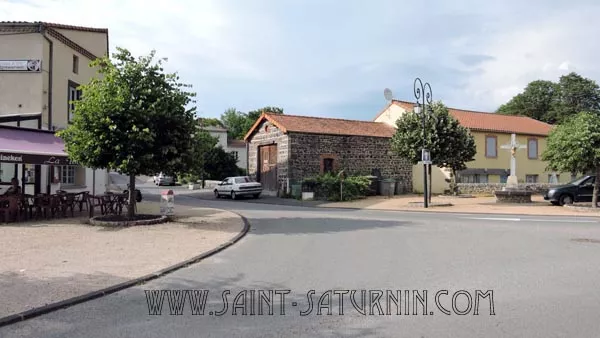 La place d'Issac à Saint-Saturnin aujourd'hui