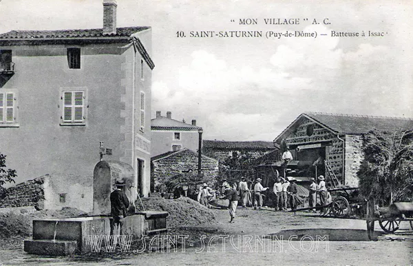La place d'Issac à Saint-Saturnin au début du XXe siècle