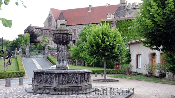 La fontaine et le portail du château de Saint-Saturnin aujourd'hui