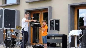 Les enfants réunis pour le spectacle de l'école