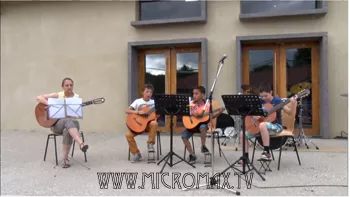 Les enfants sur scène pendant la Fête de la Musique