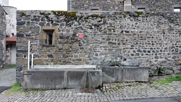 Le château d'Opme et ses tours