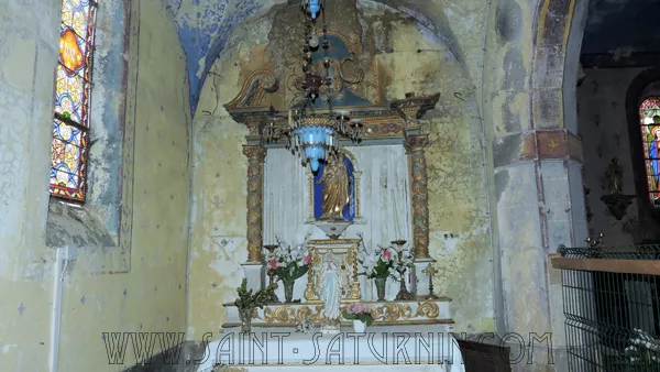 L'entrée de l'église d'Opme sous son auvent