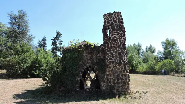 Intérieur de la source de la Grotte, en roche volcanique