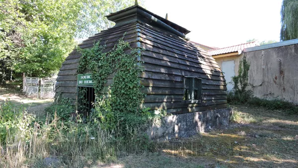 La source du Héron, sous son dôme de bois