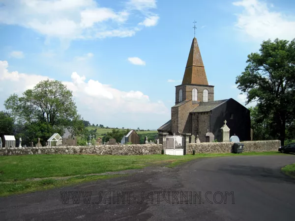 L'église romane Saint-Victor sur son promontoire de basalte
