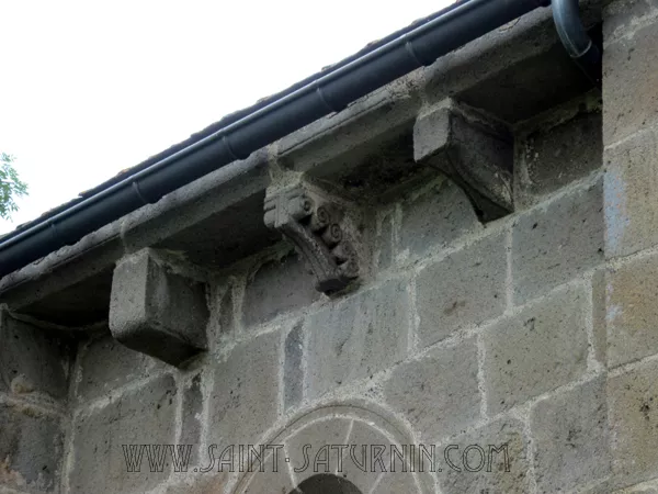 Détail de l'église romane de Saint-Victor-la-Rivière