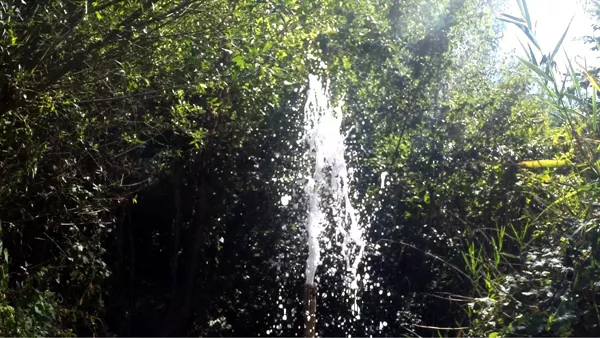 Le jet du geyser des sources de Sainte-Marguerite