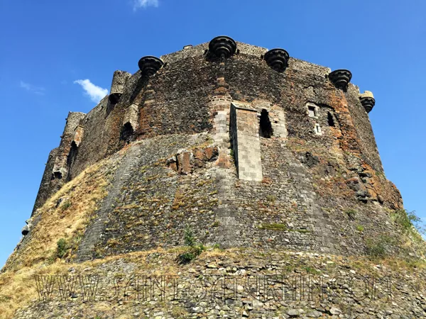 Le château de Murol dominant la vallée