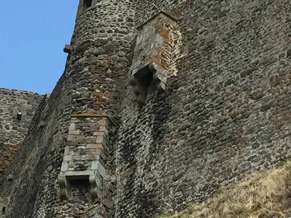 Silhouette du château de Murol
