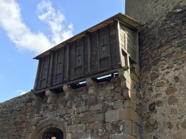 Cour du château de Murol