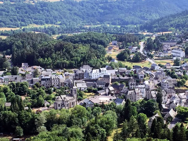 Le château de Murol sur son promontoire basaltique
