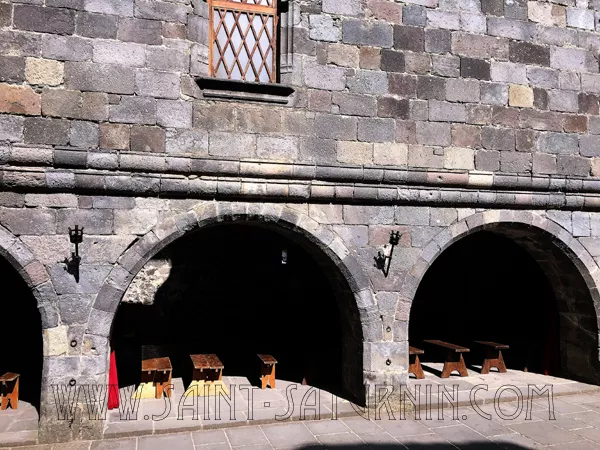 Les remparts du château de Murol