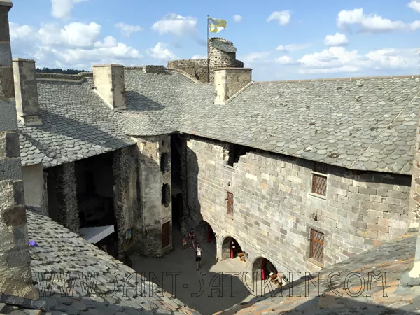 Le château de Murol et le Massif du Sancy