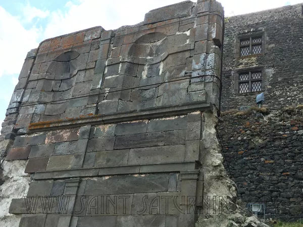 Le château de Murol vu du village