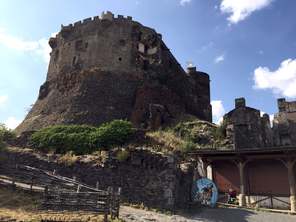 Le château de Murol dans son écrin volcanique