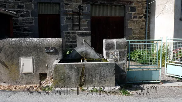 La fontaine de l'école à Chadrat