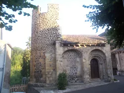 La chapelle romane Sainte-Magdeleine, au chevet de l'église