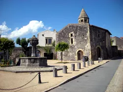 Ruelle pavée du vieux bourg de Saint-Saturnin