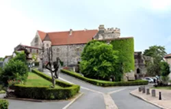 Le château fort de Saint-Saturnin, ses tours et ses courtines crénelées