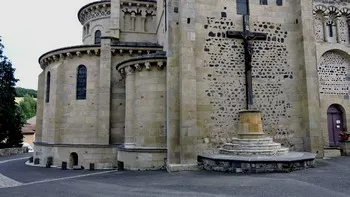 L'église de Saint-Saturnin et son clocher octogonal