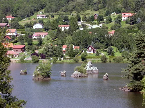 Le lac de la Cassière dans son écrin forestier
