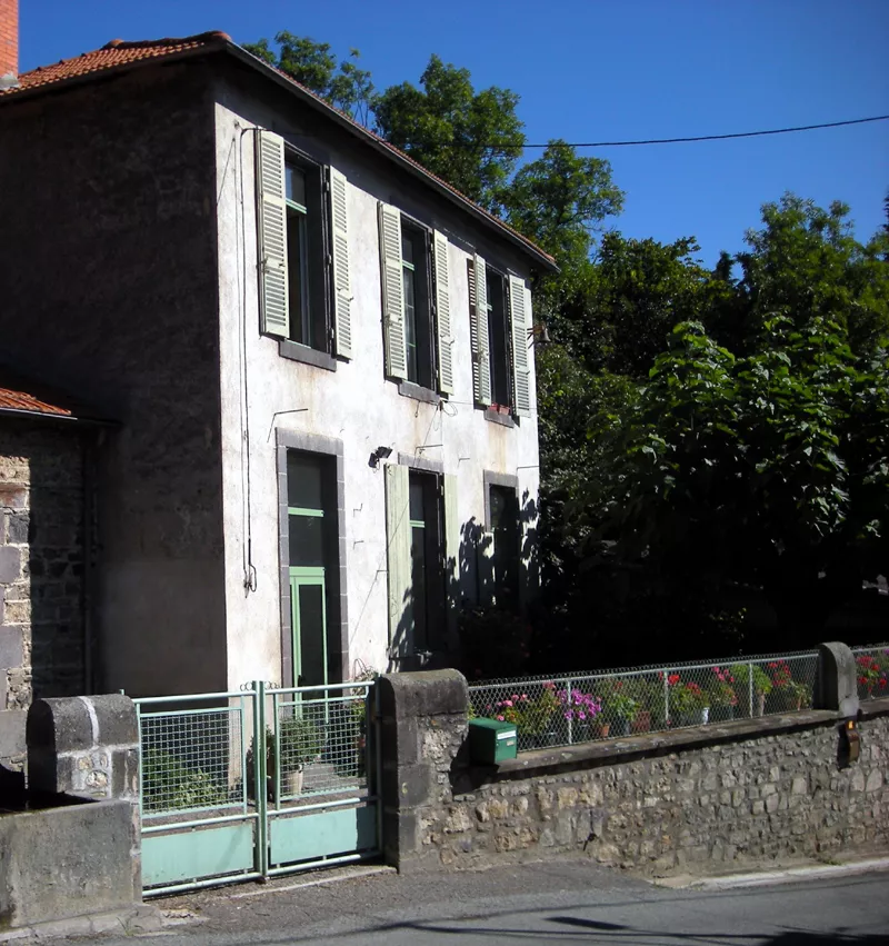La salle des fêtes de Chadrat, installée dans l'ancienne école du village