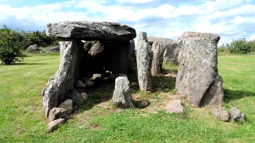 Le dolmen de Cournols, vestige d'une allée couverte