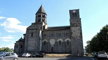 L'église de Saint-Nectaire dressée sur le mont Cornadore