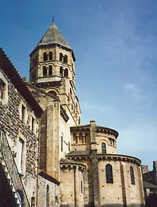 L'église romane Notre-Dame de Saint-Saturnin et son chevet étagé